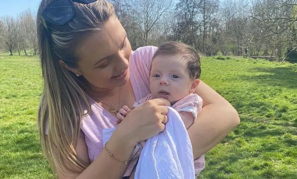 La trágica enfermedad de una beba cuyo cuerpo se va "convirtiendo en piedra"