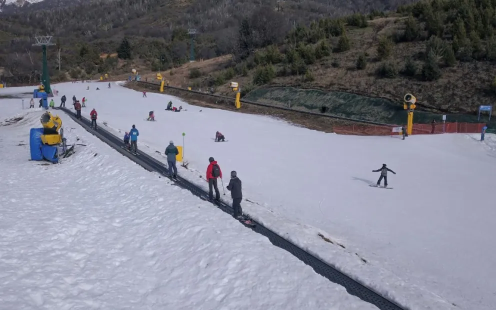 La escasez de nieve generó cancelaciones solo del público esquiador