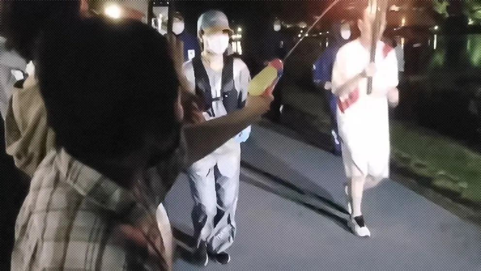 Insólito: así intentó apagar la antorcha olímpica con una pistola de agua 