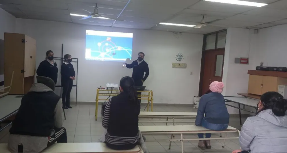 Comisaría de la Familia capacitó a padres, madres y estudiantes sobre delitos informáticos