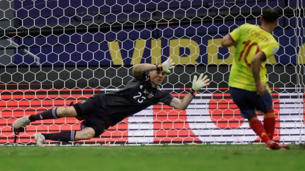 Polémica por el posteo del ex árbitro Castrilli: “Dibu Martínez debió ser expulsado”