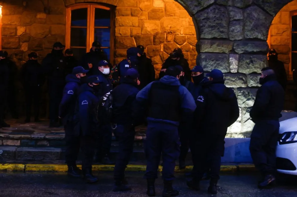 Las unidades policiales de Bariloche recibieron a 100 efectivos como refuerzo de temporada