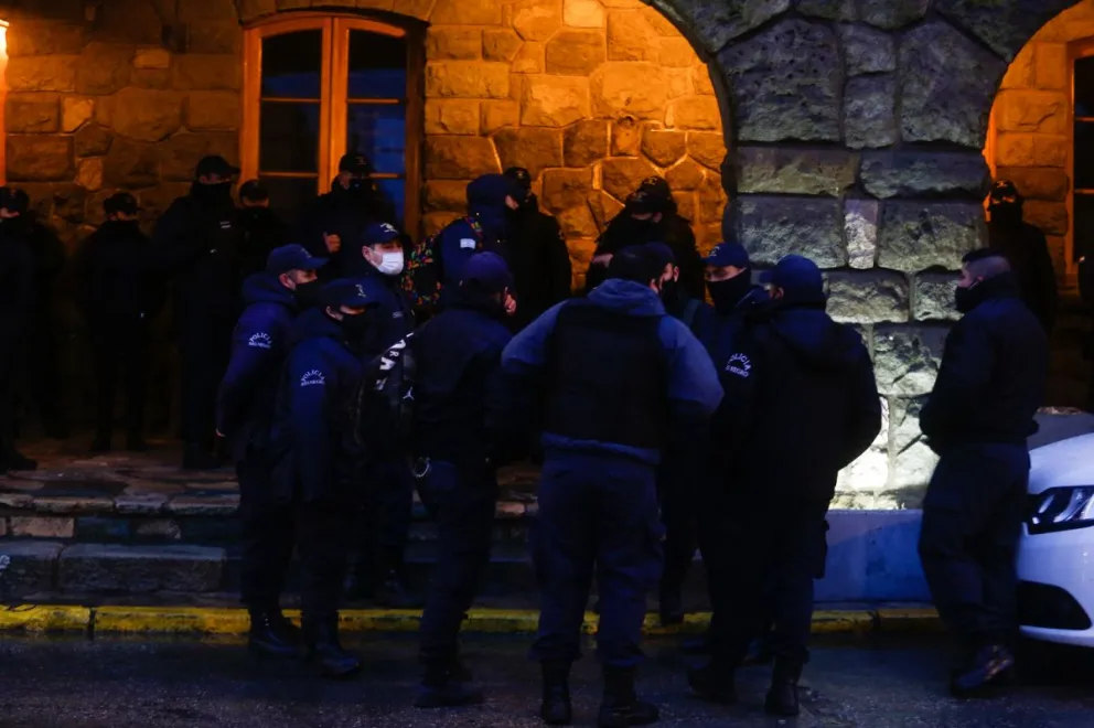 Desvalijaron el auto de turistas que estacionaron sobre Bustillo