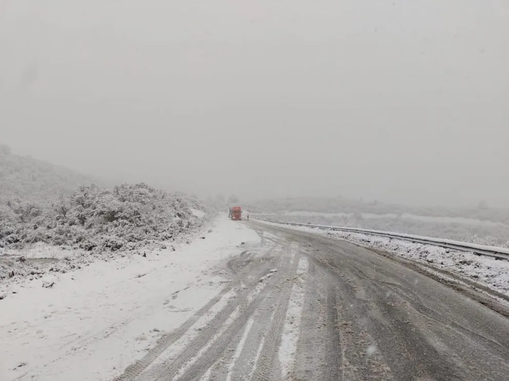 Corte en la RN40 por un camión atravesado en la zona del cañadón de la Mosca