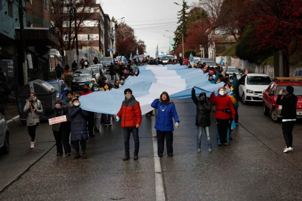 "No somos mansos": realizaron un banderazo para manifestarse en contra del gobierno nacional