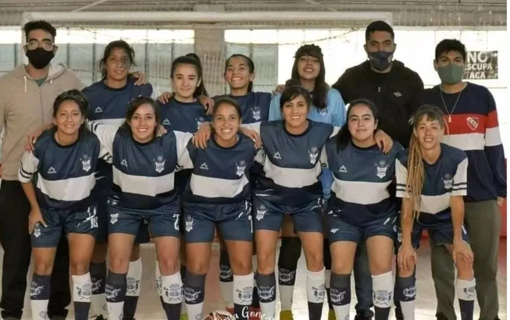 Van a sacarle brillo al piso de los gimnasios este domingo