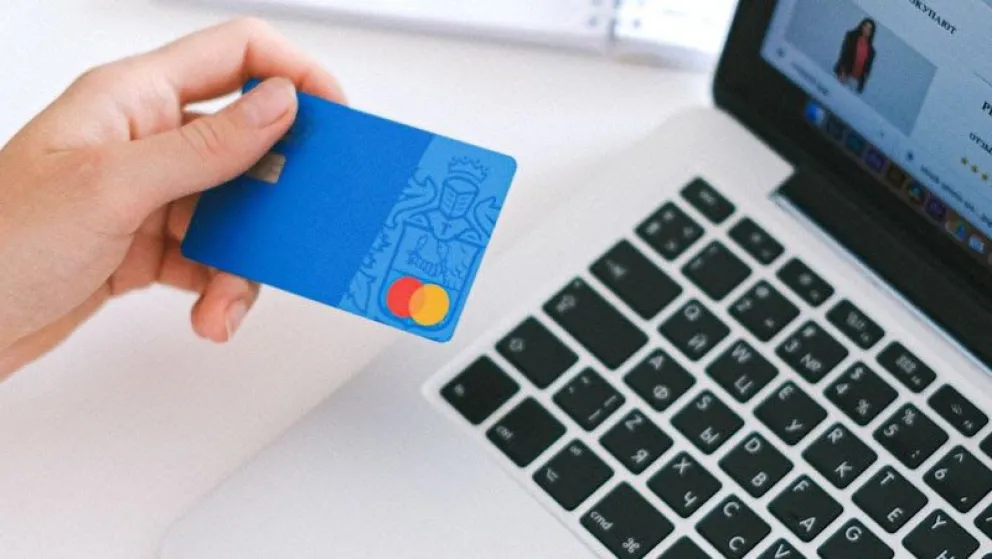 Indignación: Compró un celular de 53 mil pesos y recibió una caja con piedras