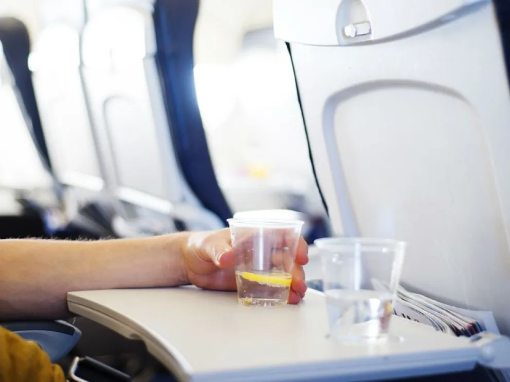 Tik Tok: Revelaron por qué nunca debes tomar agua en los aviones y fue viral