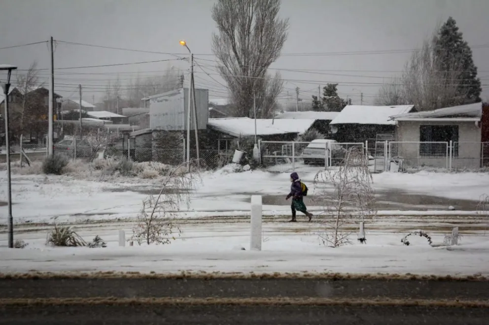 Habilitan reuniones sociales de hasta diez personas en domicilios y hasta veinte al aire libre