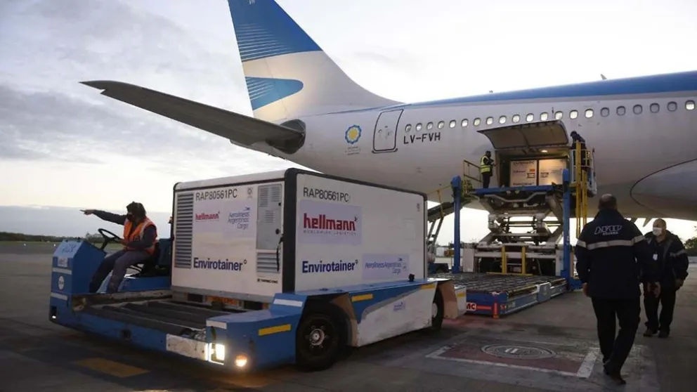 Llegó al país un nuevo vuelo con más de 760 mil dosis de la Sinopharm