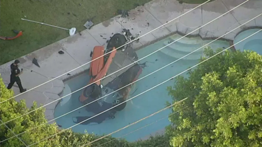 Impactante video: auto de alta gama chocó, voló y se metió en una pileta