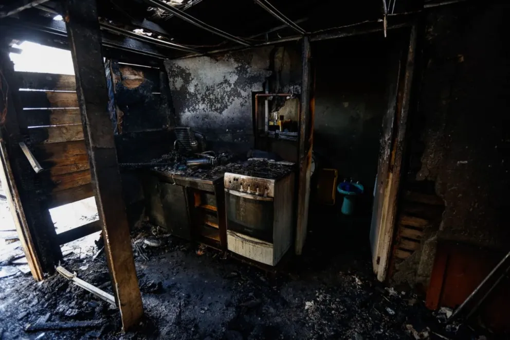 Voraz incendio consumió una vivienda del barrio Lera