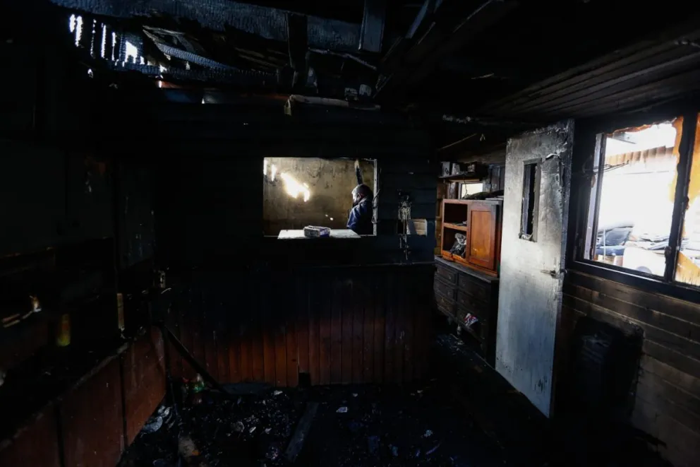 Vecinos del barrio Lera juntan materiales para reconstruir una vivienda que se incendió y ayudar al damnificado