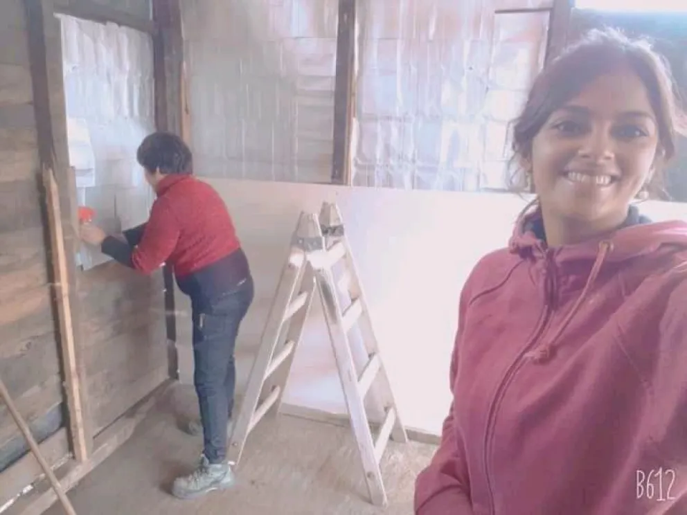 Una joven primero le hizo la casa a su abuelo y ahora quiere ayudar a otra familia