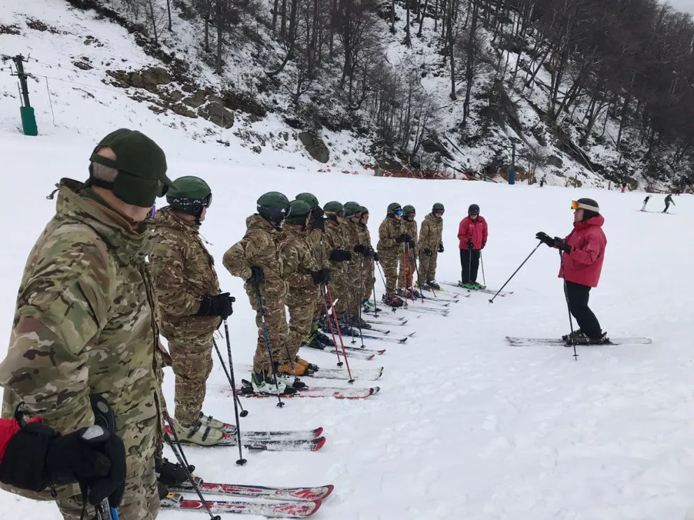 Esquí, escalada y diversas actividades destacan a la Escuela Militar de Montaña en el continente