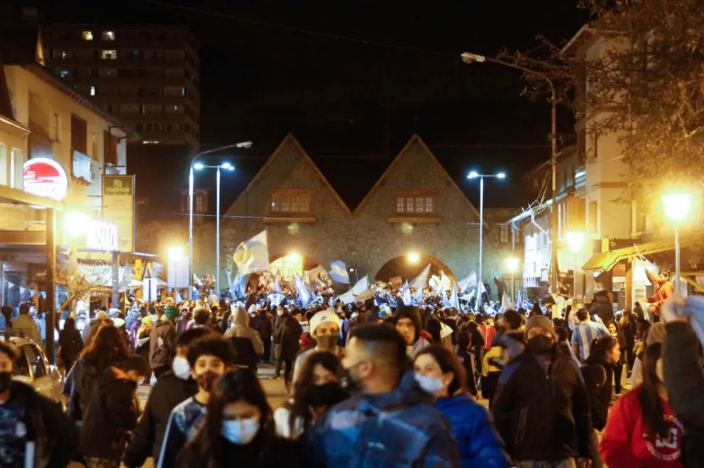 Se agarraron a trompadas, destrozaron un patrullero y le quebraron el tabique a un Policía