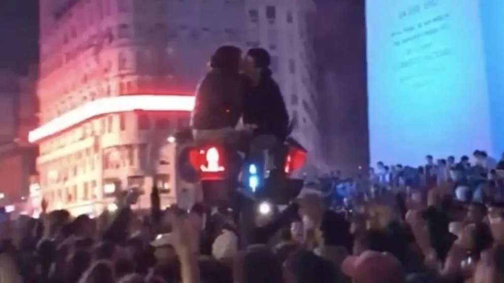 Le pidió matrimonio a su novia arriba de un semáforo en los festejos de Argentina Campeón