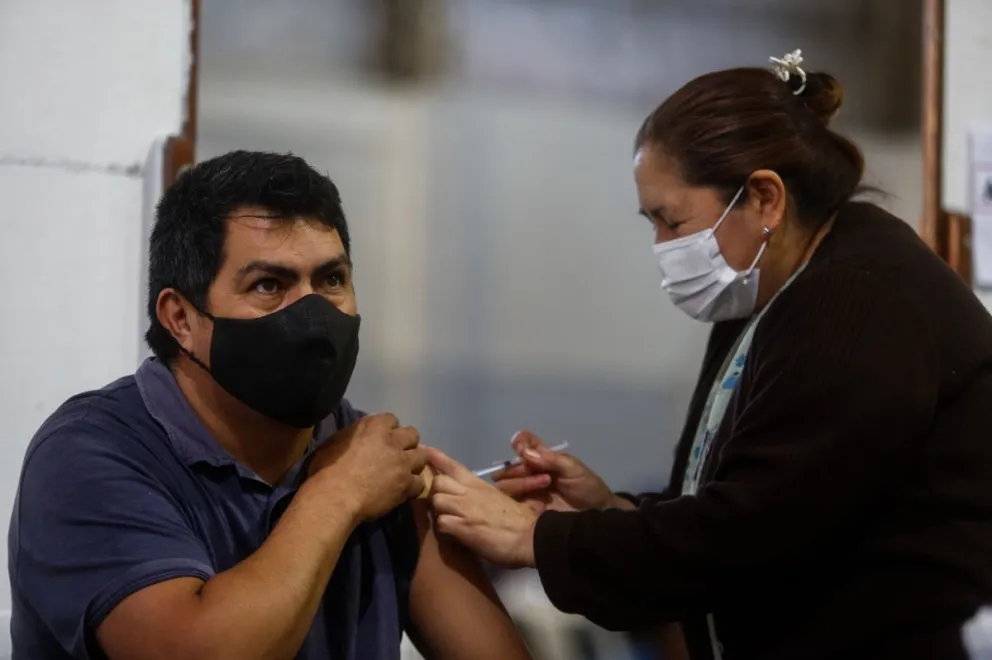 Desde el hospital definirán los criterios para una cuarta dosis en los próximos meses
