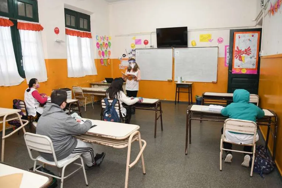 Analizan extender el ciclo lectivo para quienes terminan primaria y secundaria