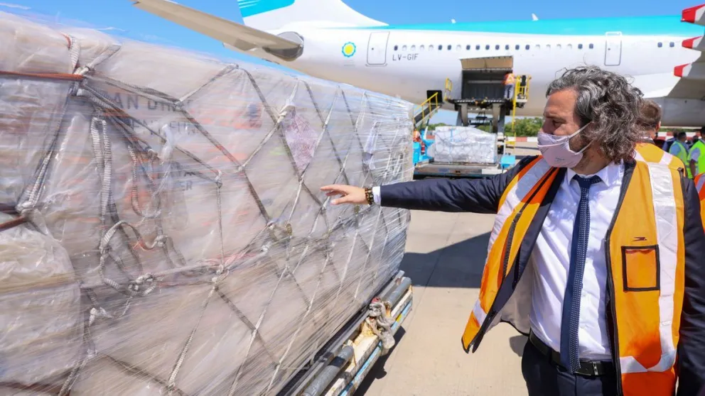 Cafiero recibirá en Ezeiza un cargamento de vacunas y superan las 30 millones de dosis 