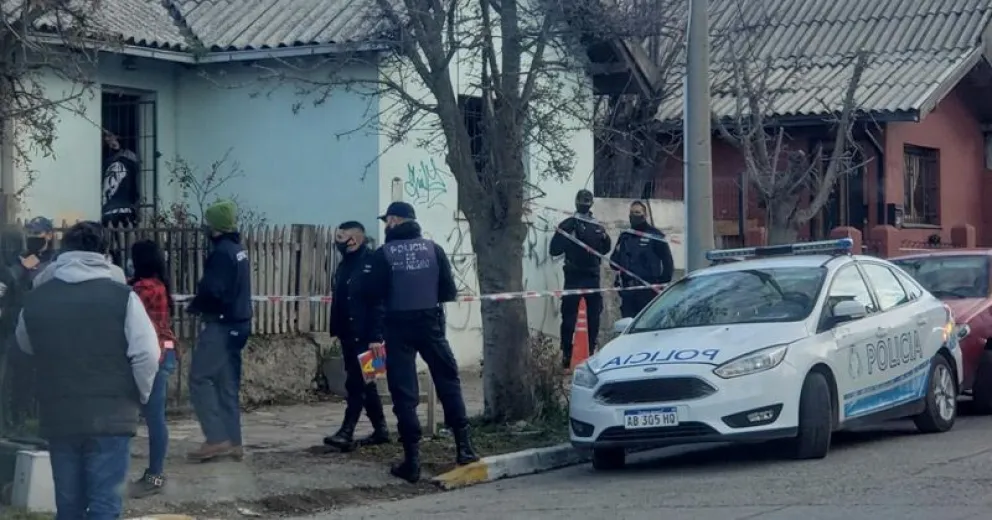 Encontraron a dos personas sin vida dentro de un domicilio de calle Gallardo  