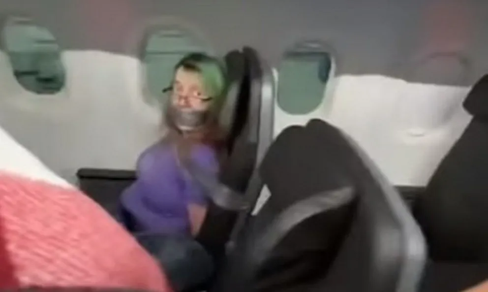 ¡Necesito salir!: Una mujer fue atada luego de intentar abrir la puerta en pleno vuelo