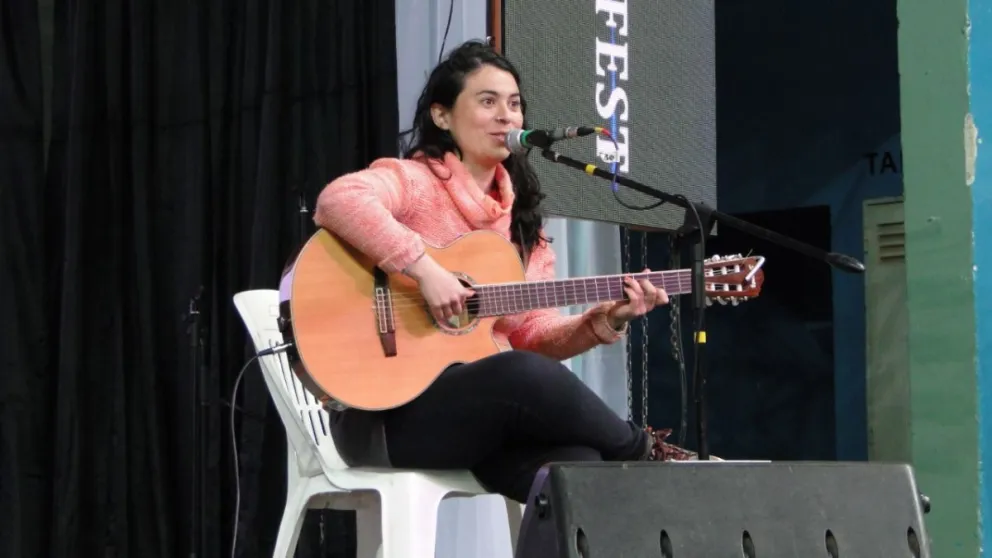 Una cantautora chilena residente en Bariloche habla de Neruda