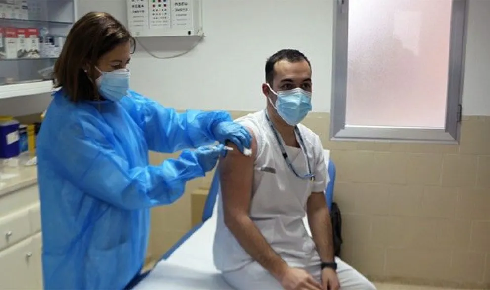 Francia y Grecia imponen la vacuna obligatoria de Covid a todo personal médico