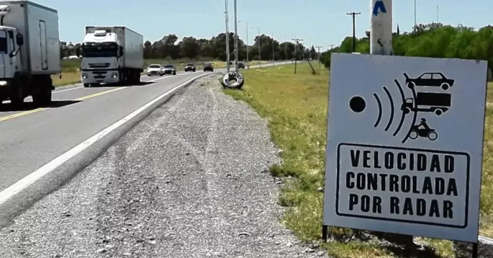 Dos policías viajaban "fumados" y volcaron 