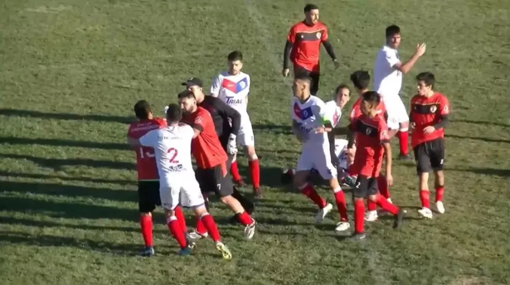 VIDEO: Brutal agresión, le patearon la cabeza en el suelo a un jugador roquense