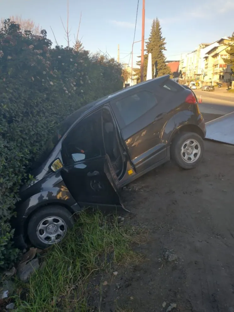 Turista estacionó en “punto muerto” y sin freno: terminó en un zanjón