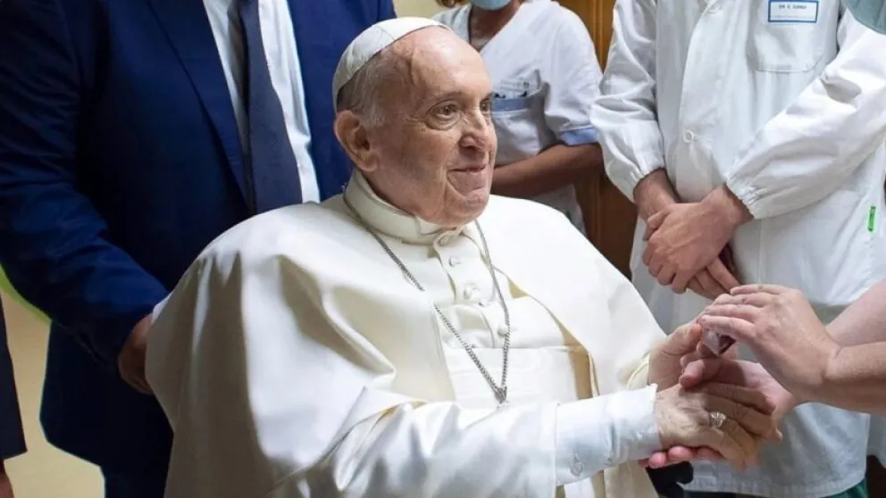 El papa Francisco fue dado de alta tras su operación y vuelve al Vaticano