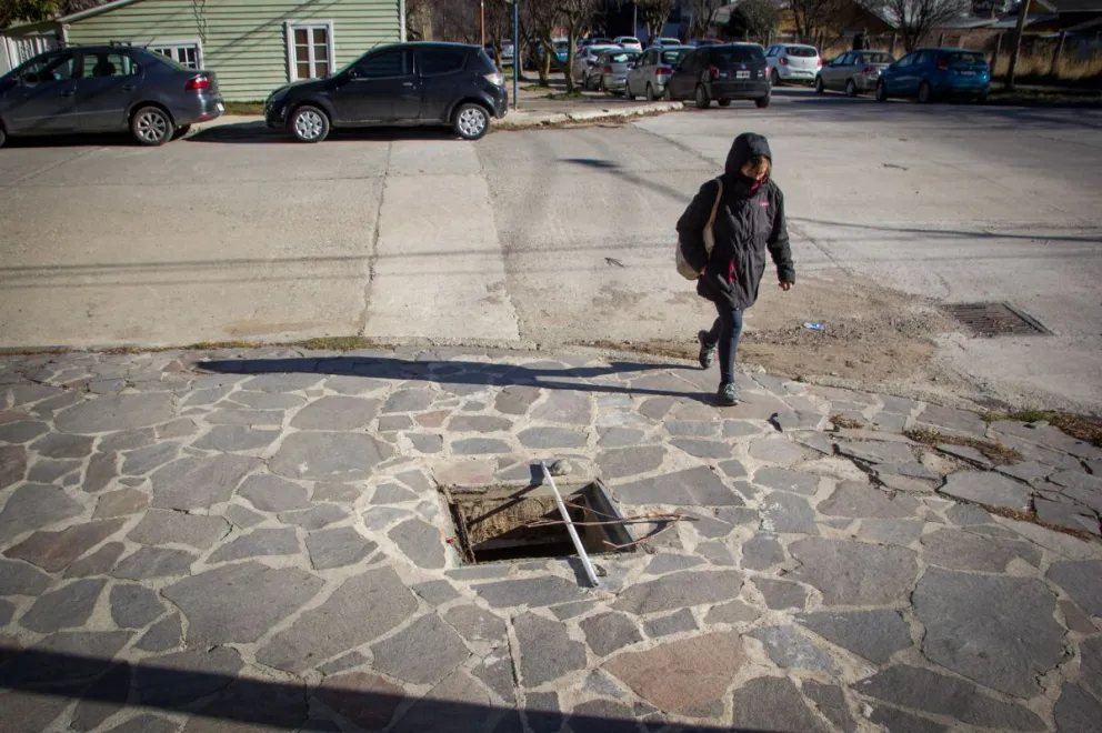 Preocupa a vecinos la falta de una tapa en una concurrida vereda