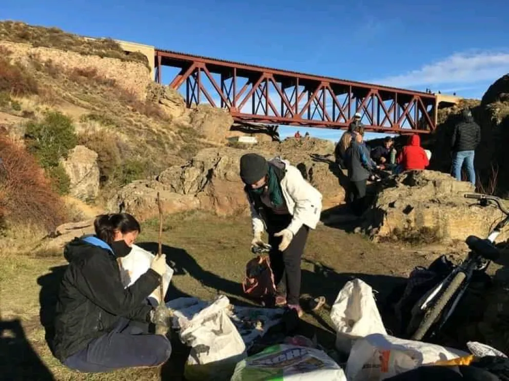 Realizaron una nueva jornada de limpieza en el Ñirihuau