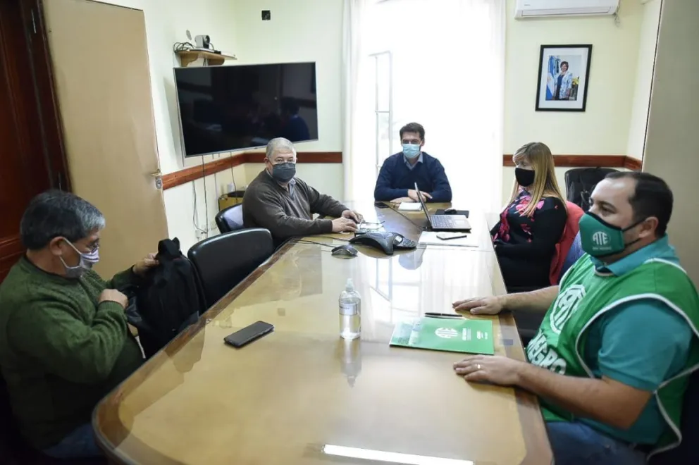 No hay acuerdo por la oferta salarial, y gremios y gobierno siguen negociando