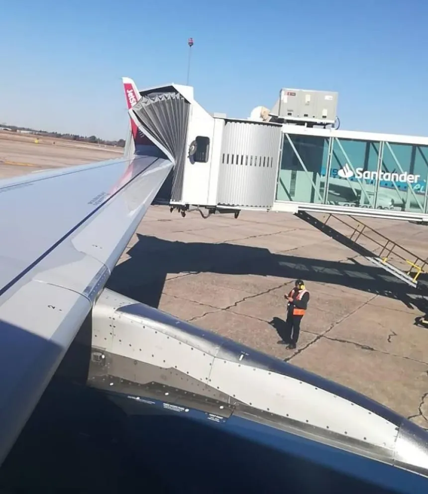 Un avión que venía a Bariloche chocó la manga de pasajeros con una de sus alas