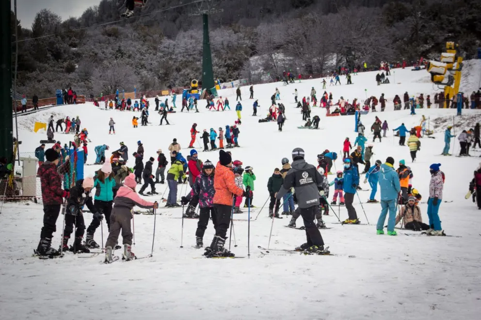Catedral recibió esquiadores y snowboardistas con la nevada de este viernes