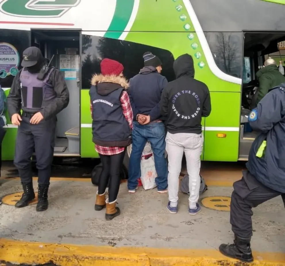 Apenas arribó a la terminal de Bariloche fue detenido por violencia de género