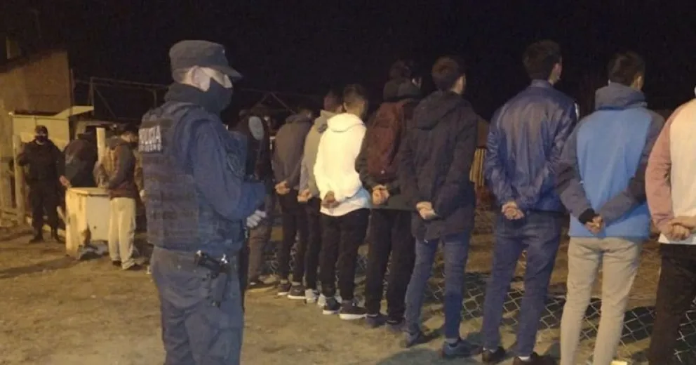 Más de 50 detenidos y demorados en una fiesta clandestina en el Nahuel Hue