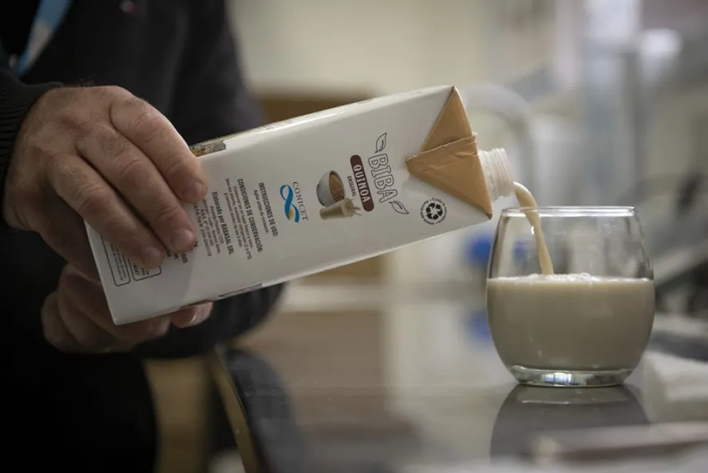 Cómo es y qué beneficios tiene la primera "leche" de quinoa hecha en Argentina