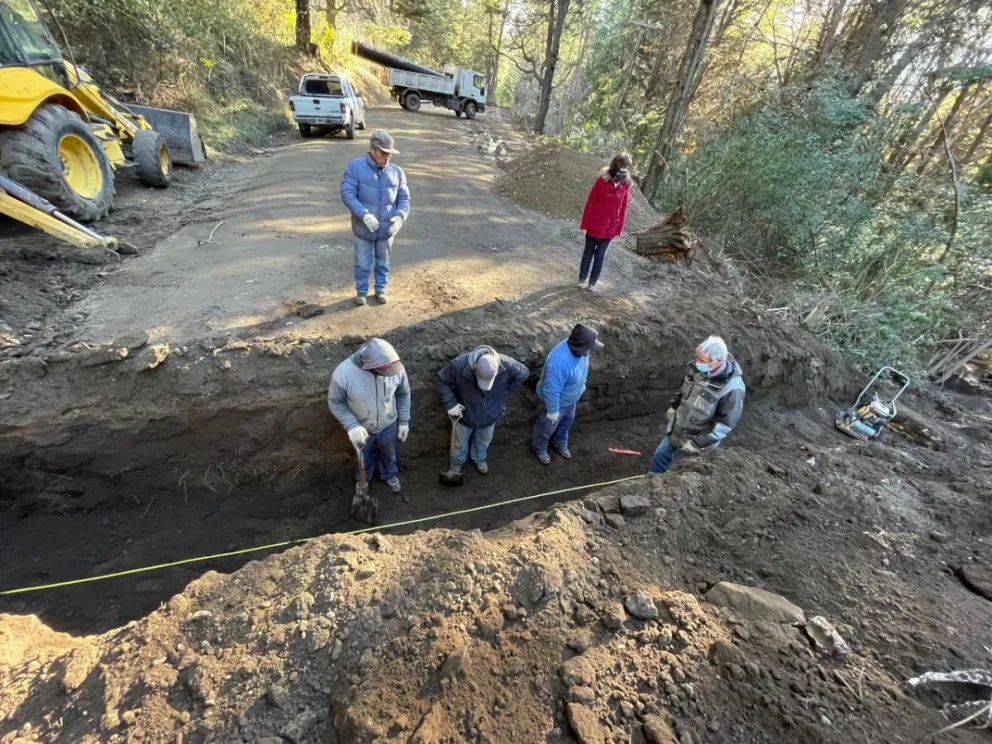 Avanza a buen ritmo la obra de asfalto del ingreso a Colonia Suiza