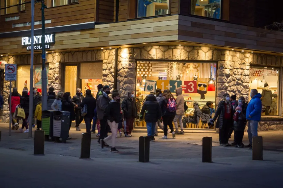 Extienden el horario para la circulación y para locales gastronómicos 