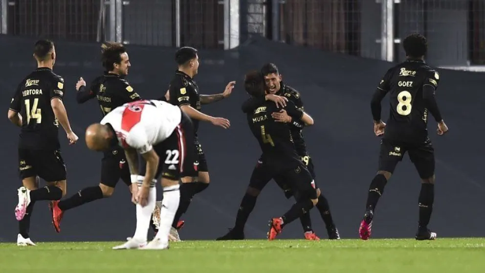 Más dudas que certezas: River cayó ante Colón en su debut