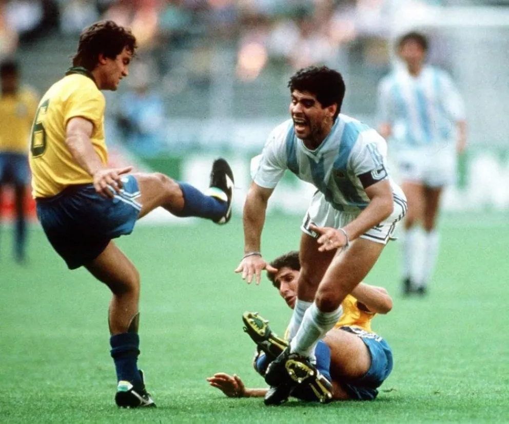 Subastaron camiseta que Maradona usó en el Mundial del '90 a 51.200 dólares