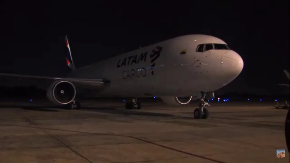 Más vacunas para Argentina: llegó un vuelo con 1.349.700 dosis de AstraZeneca