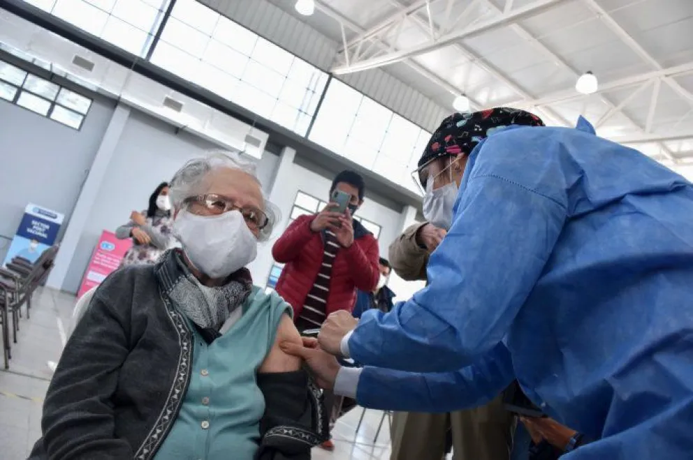 ¡Emoción! Abuela recibió la segunda dosis de Sputnik V el día que cumplió 100 años