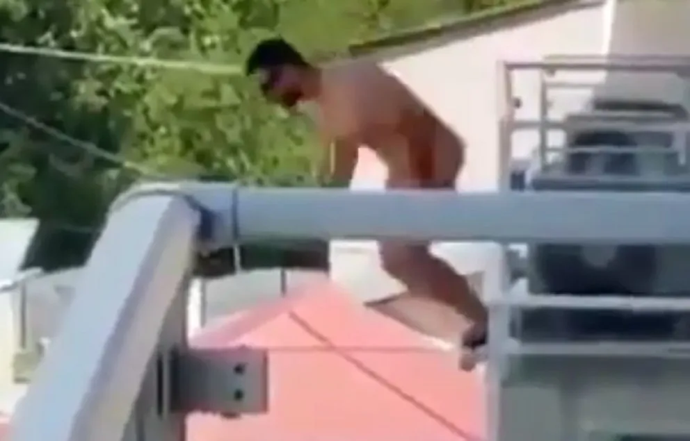 Desnudo se tiró por la ventana para escapar del marido de su amante