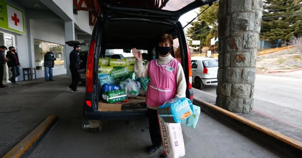 Las Damas de Rosa recibieron los pañales donados por barilochenses