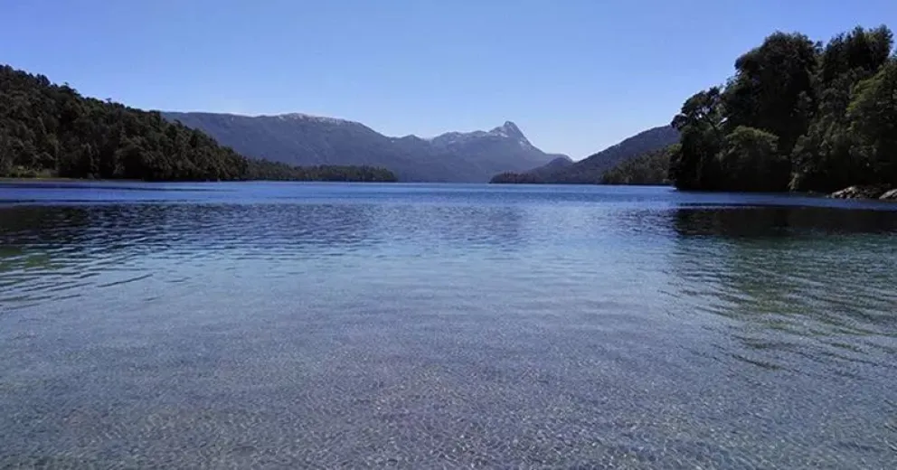 Vecinos y turistas se unen en el reclamo por el libre acceso al lago Espejo