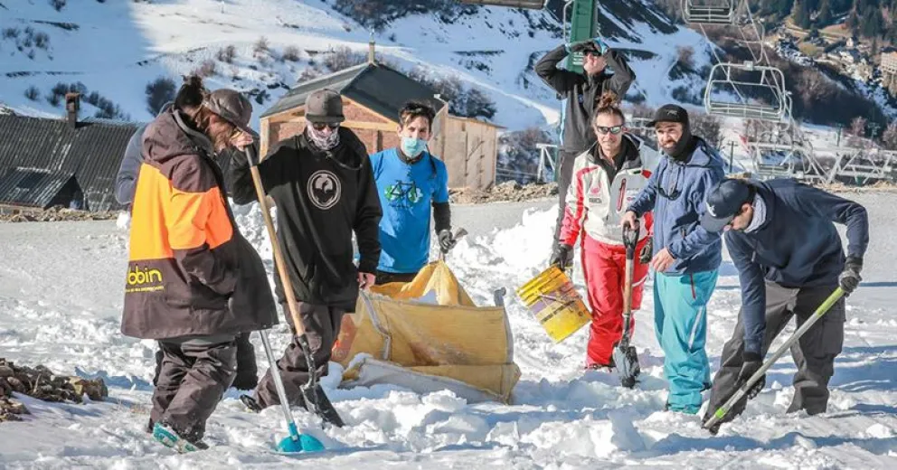 Trabajadores de Catedral se pusieron el cerro al hombro y palearon nieve